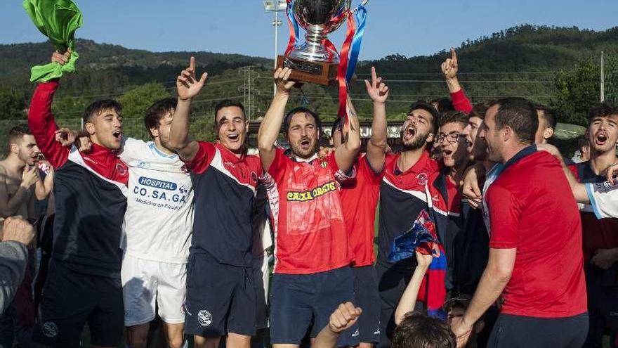 Tito Currás levanta el trofeo de campeón de liga en Atios. // Brais Lorenzo
