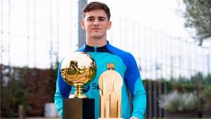 Gavi posa para SPORT con el trofeo Kopa y el Golden Boy