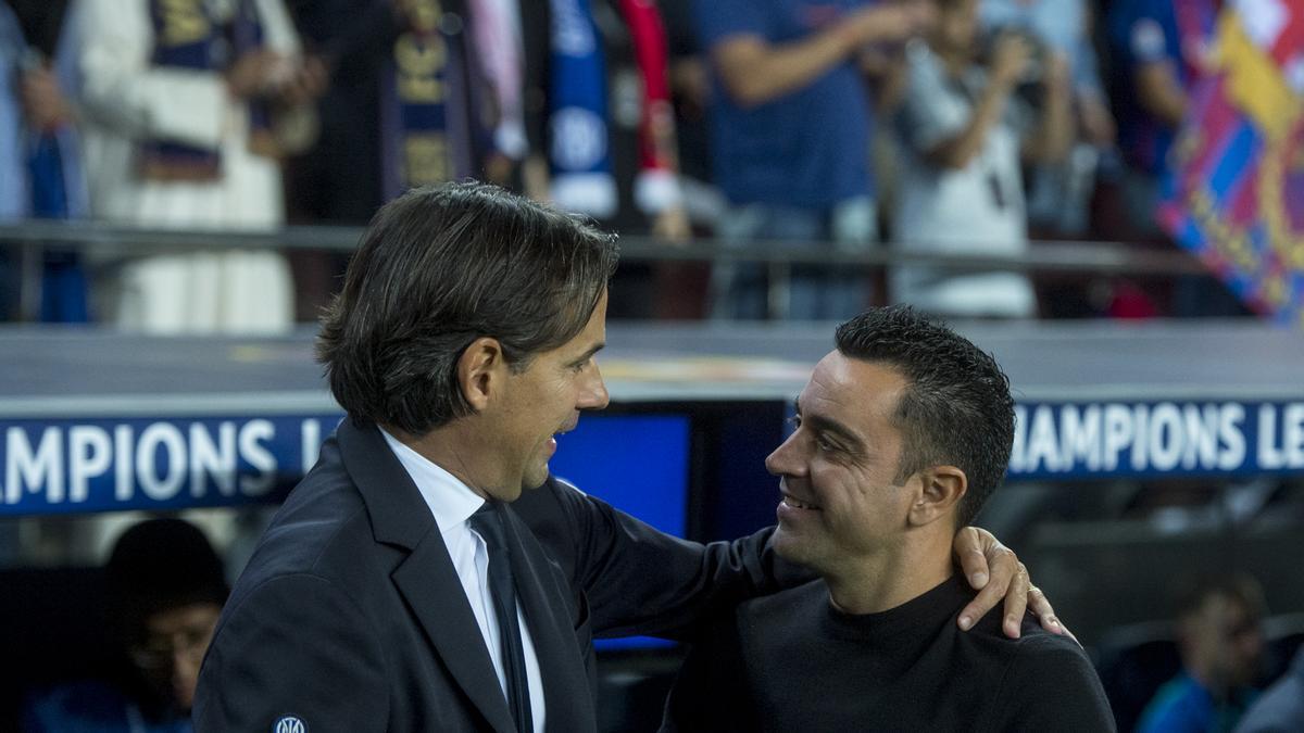 Inzaghi y Xavi se saludan antes de iniciarse el partido