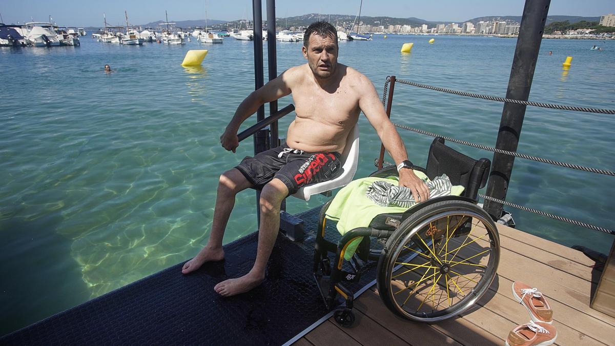 La nueva plataforma de Palamós para que puedan bañarse personas con movilidad reducida.