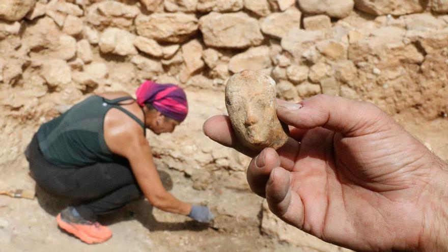 VÍDEO | Els arqueòlegs troben un cap femení del segle VI aC que formava part d'un vas ritual en una casa grega d'Empúries
