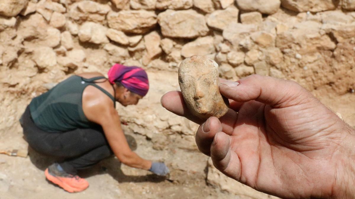 VÍDEO | Els arqueòlegs troben un cap femení del segle VI aC que formava part d'un vas ritual en una casa grega d'Empúries