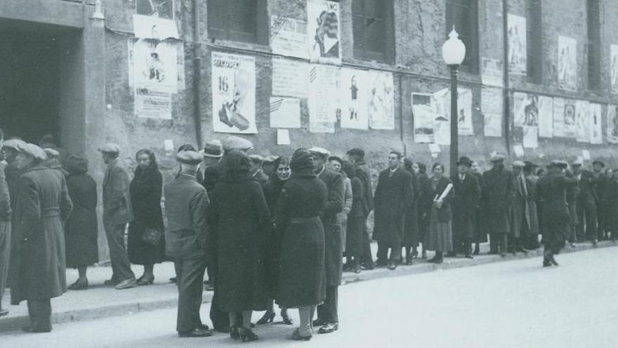 Cues per votar al carrer de Jaume I a les eleccions a les Corts del febrer del 1936.