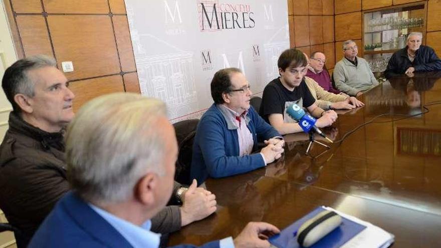 Javier Fernández, en el centro, junto a Juan Ponte y miembros de la asociación &quot;Los Averinos&quot;, ayer, en el Ayuntamiento de Mieres.