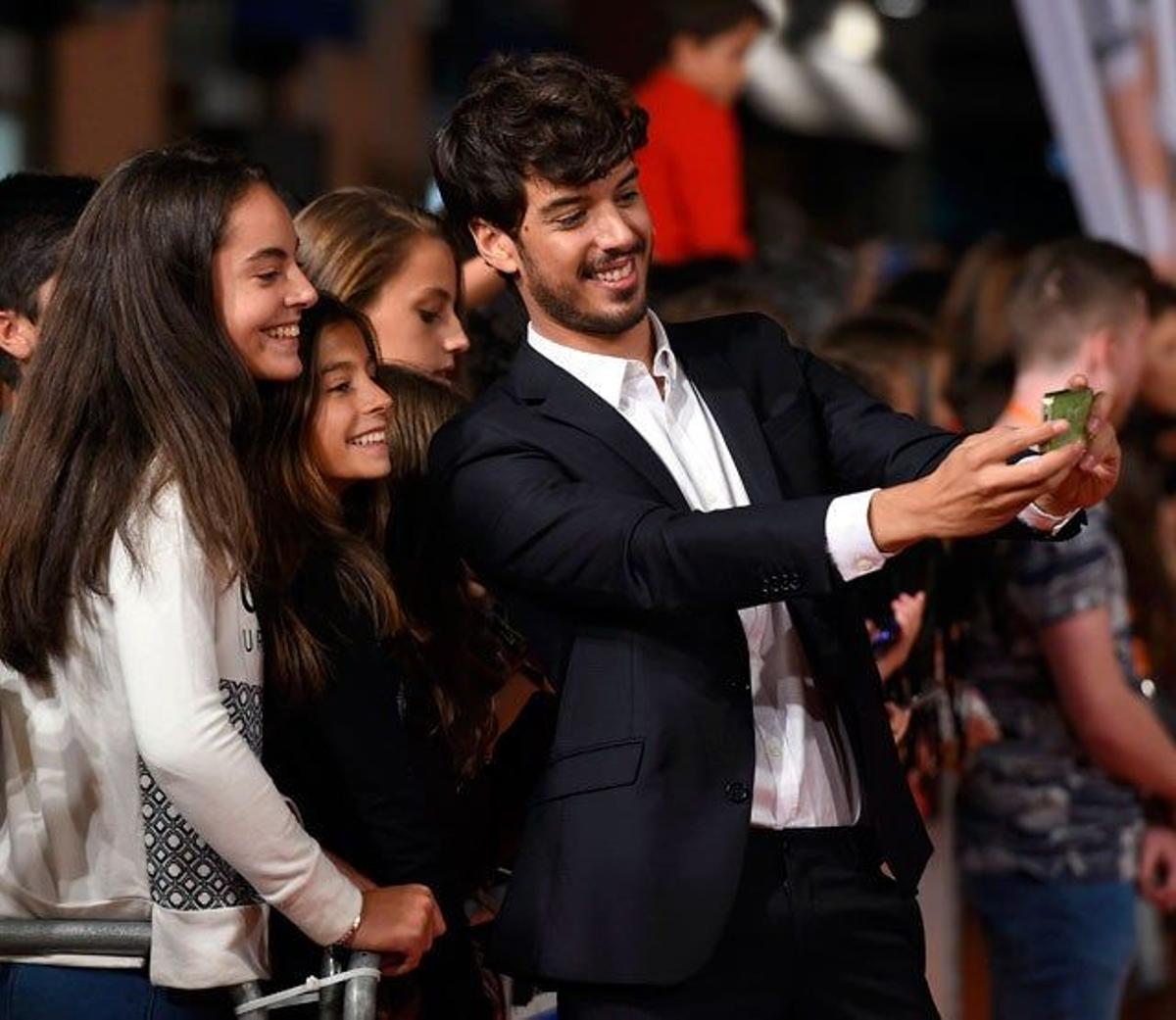 Santi Martín se hace un selfie con los fans en la presentación de 'Olmos y Robles' en el FesTVal de Vitoria