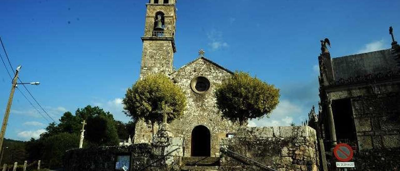 Vista de la iglesia, con el campanario ya reconstruido. // Iñaki Abella