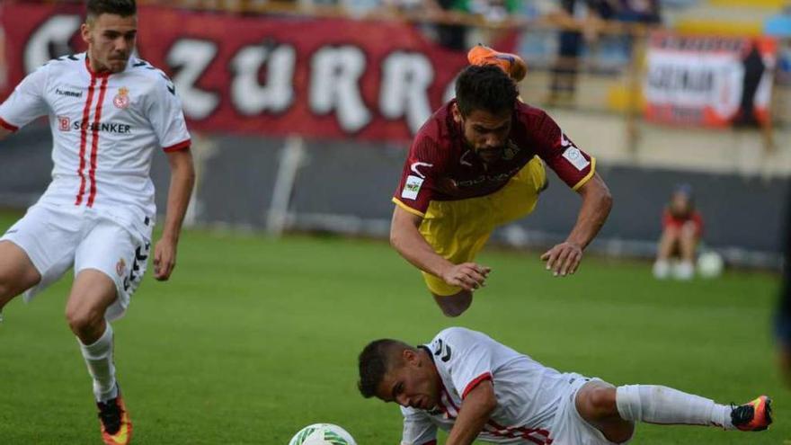 Noel Alonso cae por la entrada de un jugador de la Cultural Leonesa.