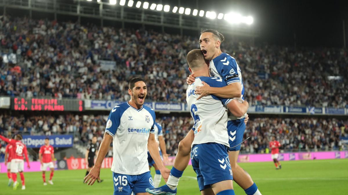 El Tenerife celebra el gol de Amo