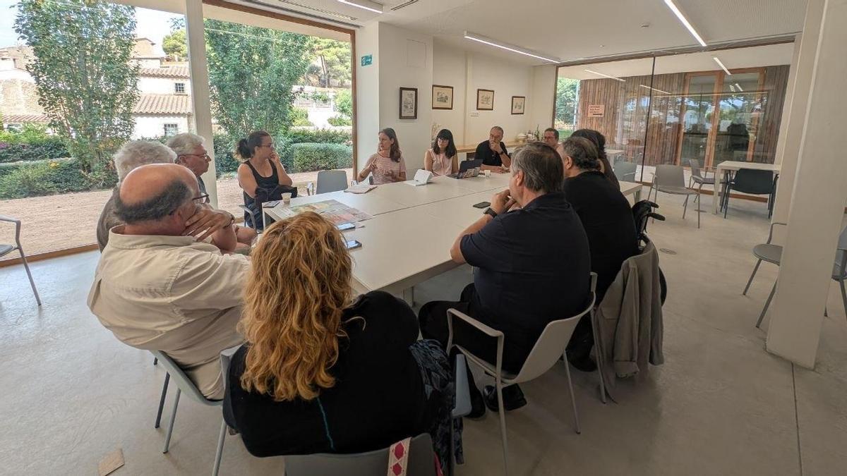 La trobada de les diputades Jèssica Albiach i Júlia Boada juntament amb regidors i regidores del territori i entitats forestals.