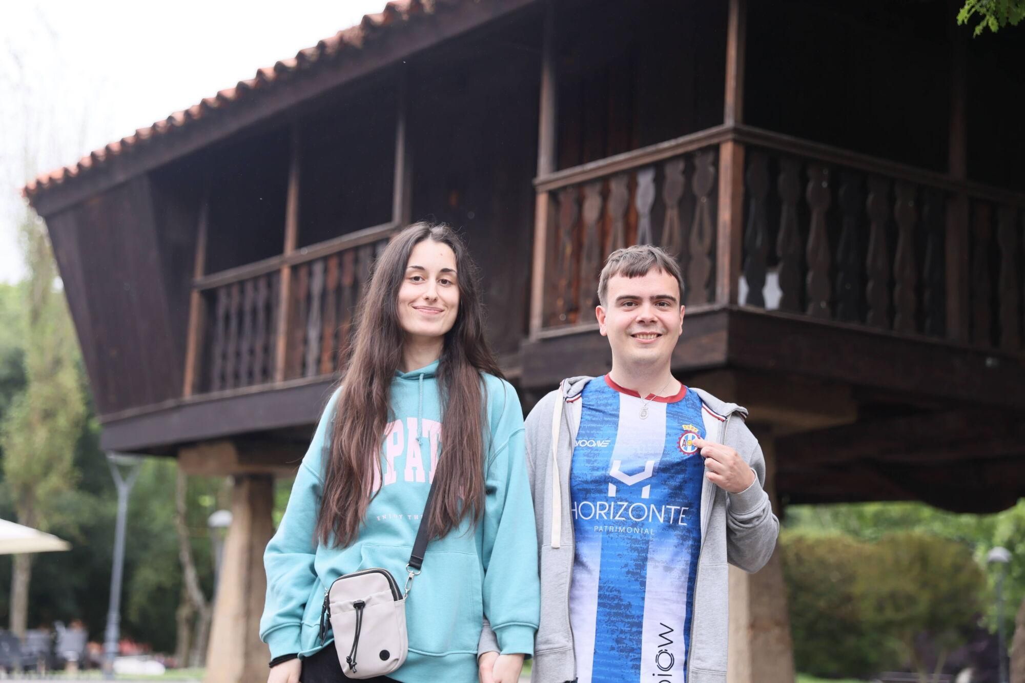 .La afición del Avilés calienta motores antes del partido del posible ascenso