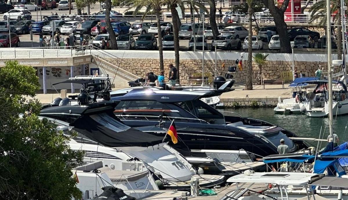 Ermittler untersuchen die Yacht &quot;La Luna&quot; am Hafen von Porto Cristo.