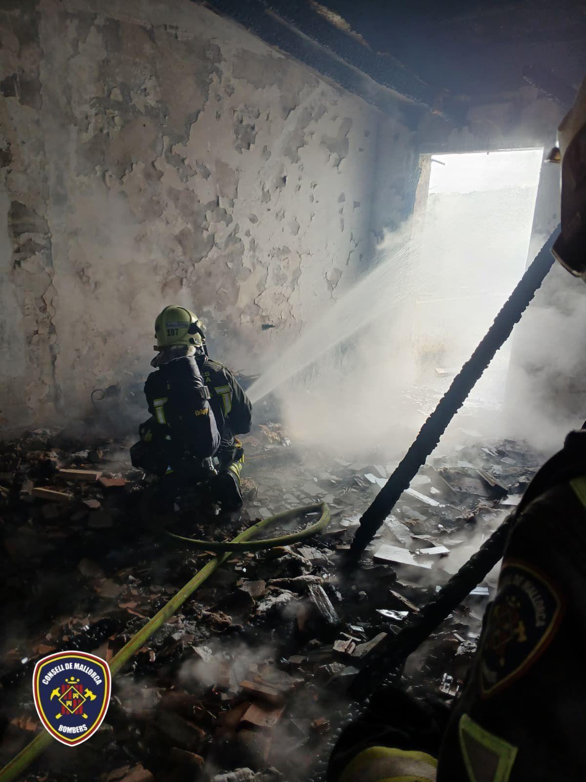 Una mujer ha resultado herida al saltar de un primer piso de una casa de campo incendiada en Llucmajor