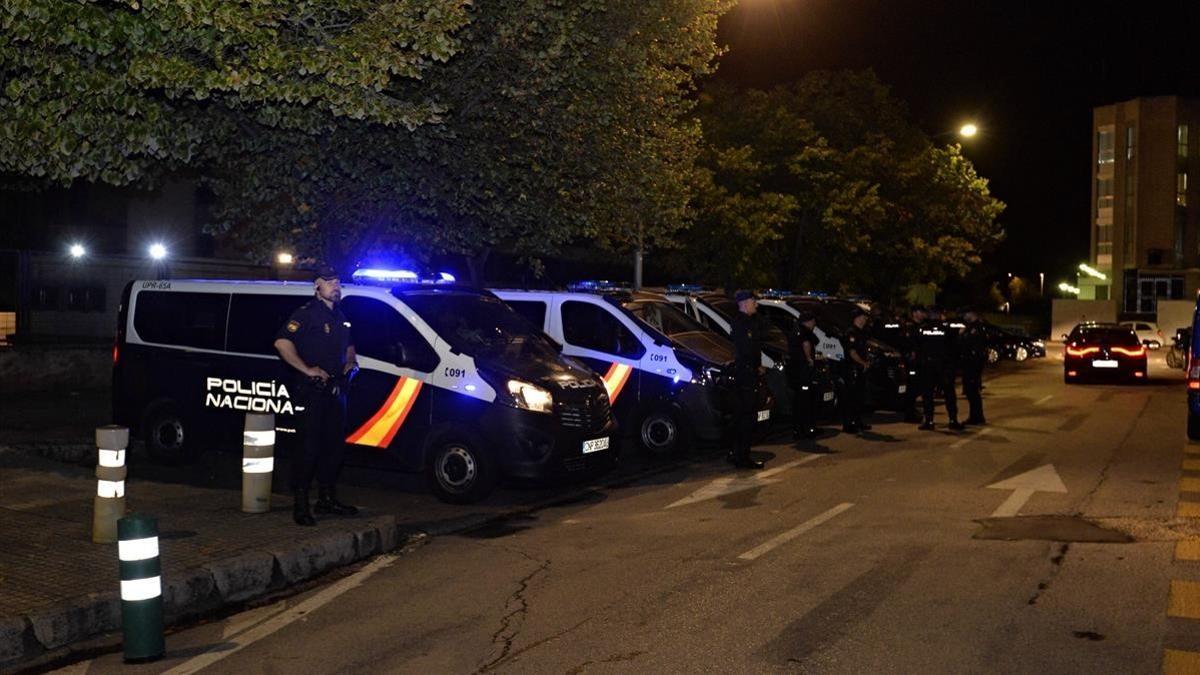 Efectivos Policia Nacional junto al Instituto Marti i Franques de Tarragona.