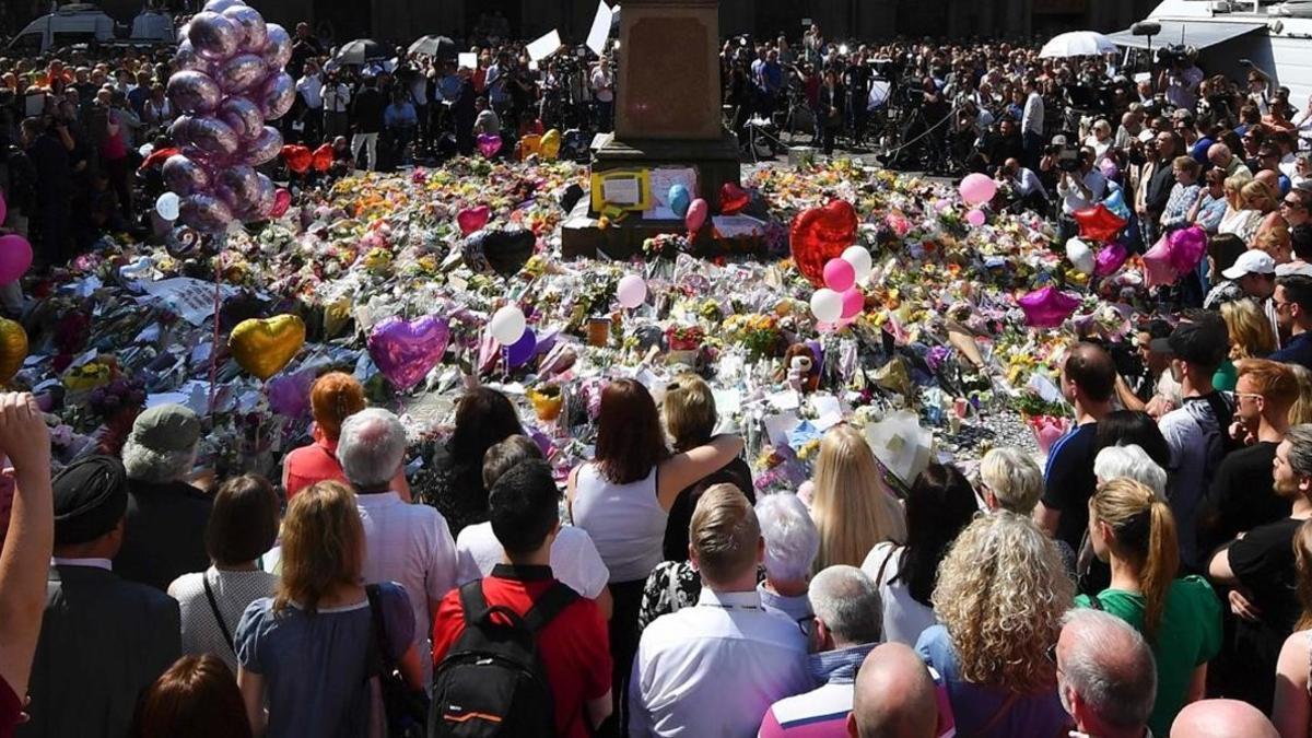 Una multitud observa un minuto de silencio en St Ann's Square, en el tributo a las víctimas, en Manchester, el 25 de mayo.