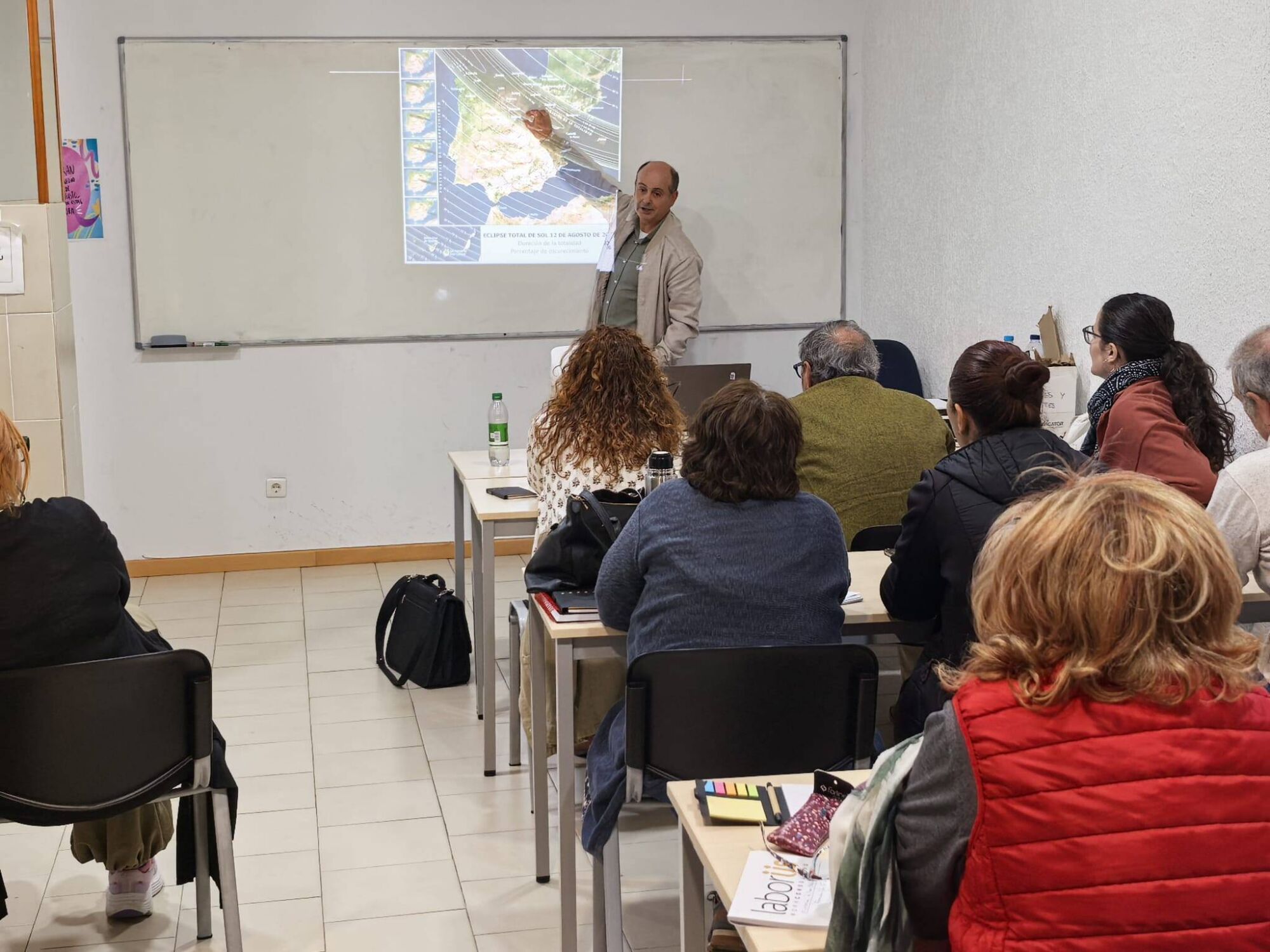 El astrofísico Javier Domínguez durante una de las sesiones del programa formativo "Zamora bajo las estrellas", promovido por el Ayuntamiento de Zamora