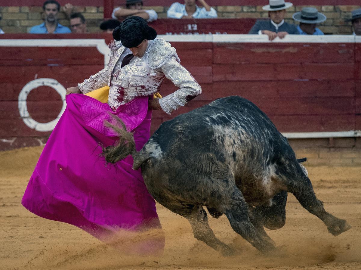 HUELVA 01/08/2024 - El matador de toros David de Miranda, durante su faena hoy jueves, en la plaza de toros de Huelva, donde se celebra la feria taurina de Colombinas. EFE/Julián Pérez