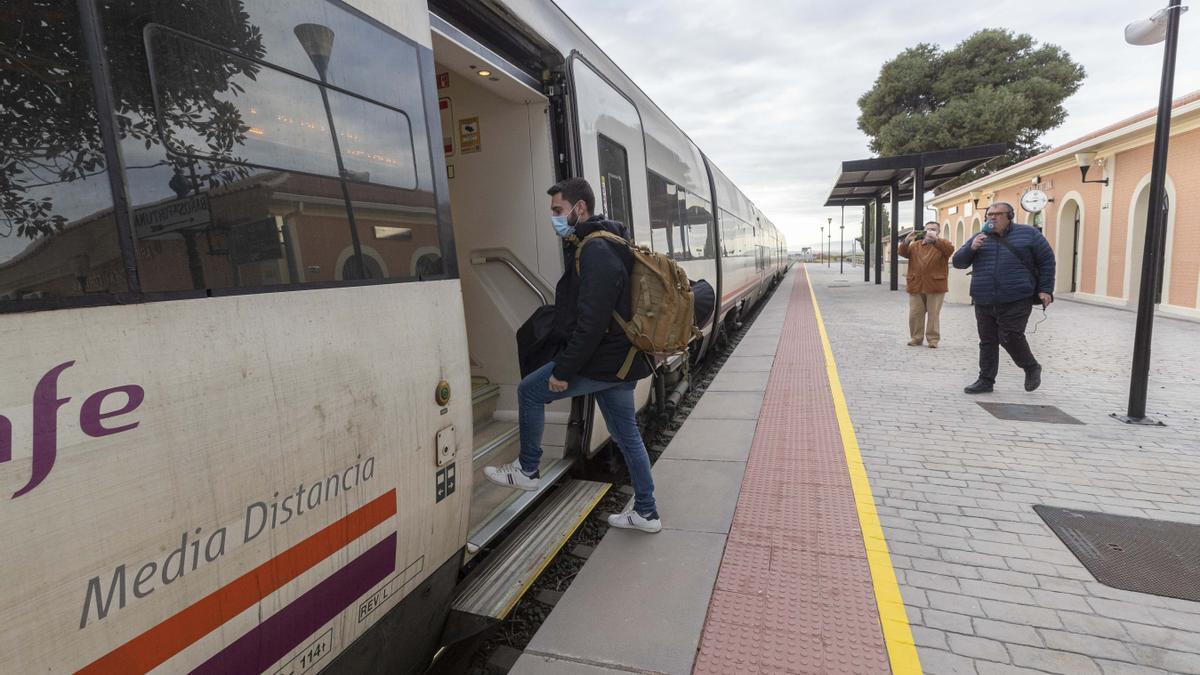 Salida del primer tren Intercity a Albacete para enlazar con el Ave a Madrid