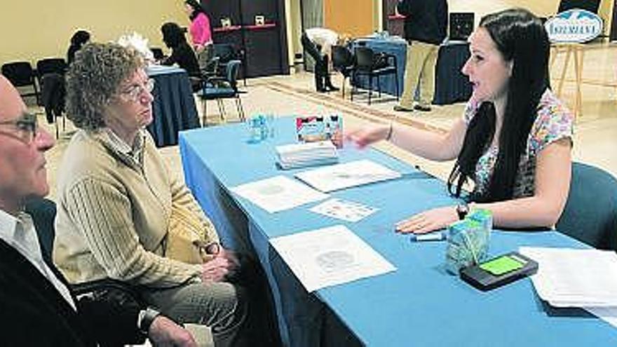 Dos asistentes siguen las explicaciones de una nutricionista, ayer, en el Auditorio.