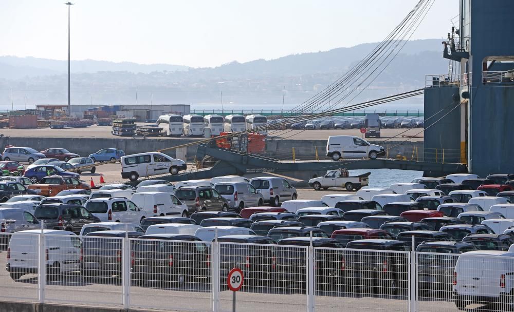 Los embarques resultan insuficientes para evacuar la terminal colapsada con 18.000 coches. Ayer fueron cargados 5.000.