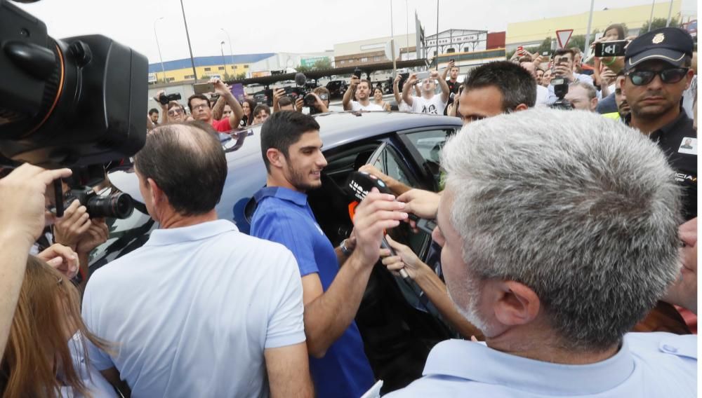 Máxima expectación en la llegada de Guedes a València
