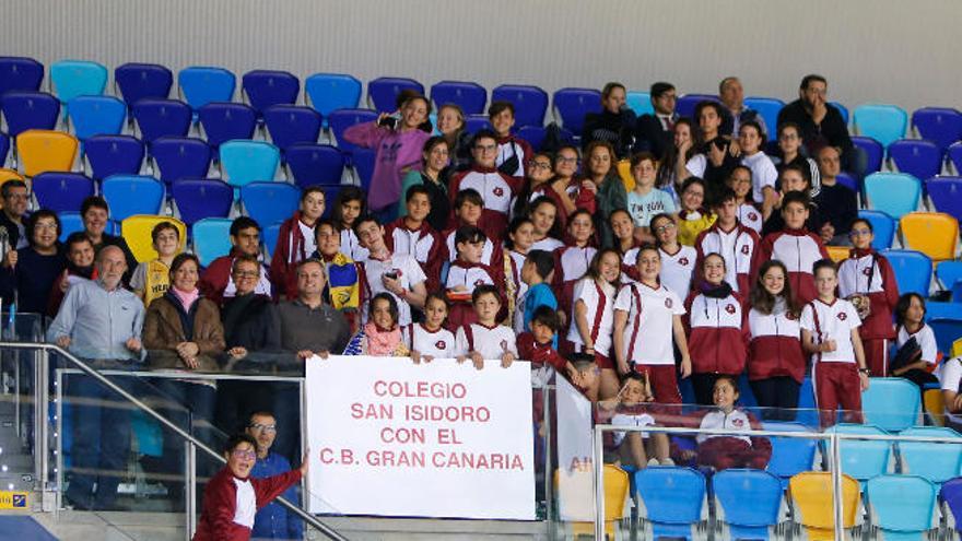 Expedición del Colegio San Isidoro, con una pancarta de apoyo.