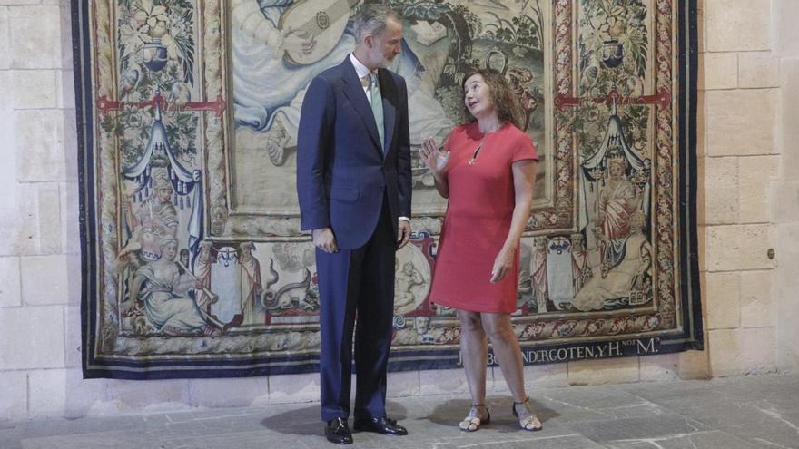 Felipe VI. bei seinem Treffen mit der balearischen Ministerpräsidentin Francina Armengol.