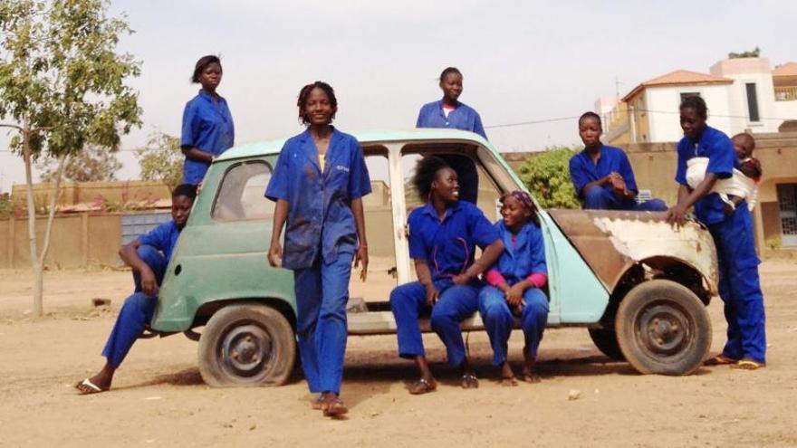 «Ouaga girls», un documental que explica com és la vida d&#039;una noia jove a Burkina Faso