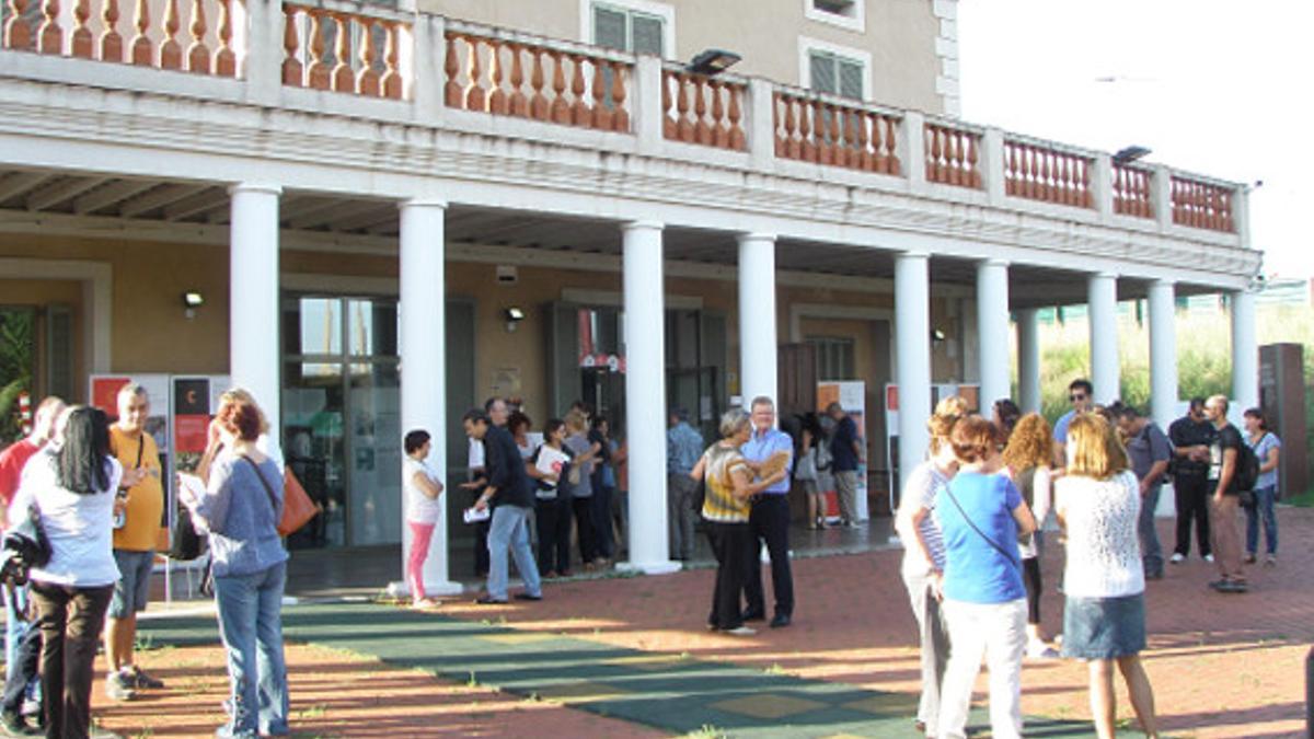 Exterior del Museu d'Història de la Immigració de Catalunya durante el acto de celebración de los 25 años del CNL.