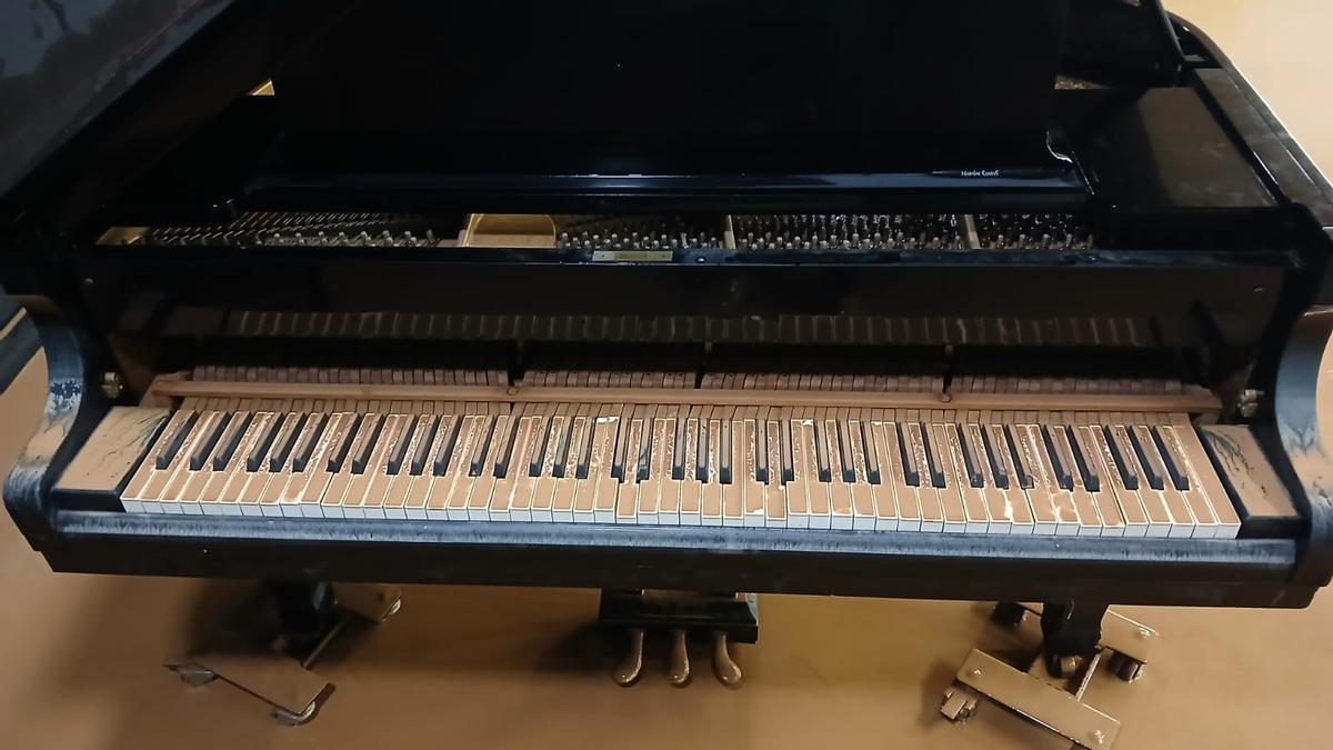 El agua y el lodo inundó el sótano de la casa de la cultura donde se daban las clases de piano.
