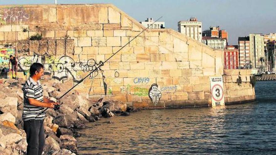 El Puerto persigue la pesca deportiva en Fomento con multas de hasta 700  euros - La Nueva España