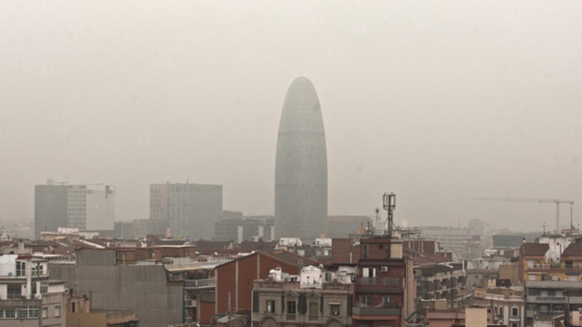 Vista aérea de la niebla con la que se ha levantado Barcelona.