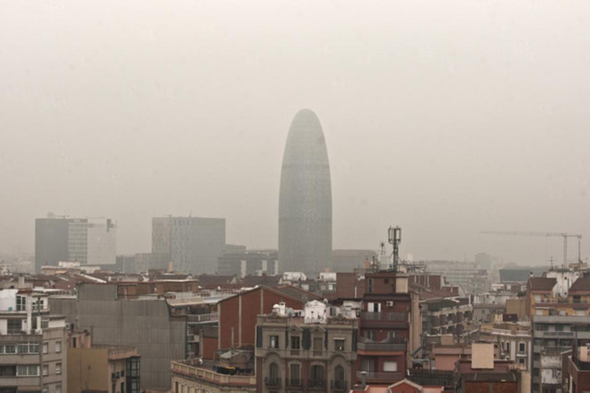 Vista aèria de la boira amb què s’ha aixecat Barcelona. Vista aèria de la boira amb què s’ha aixecat Barcelona.