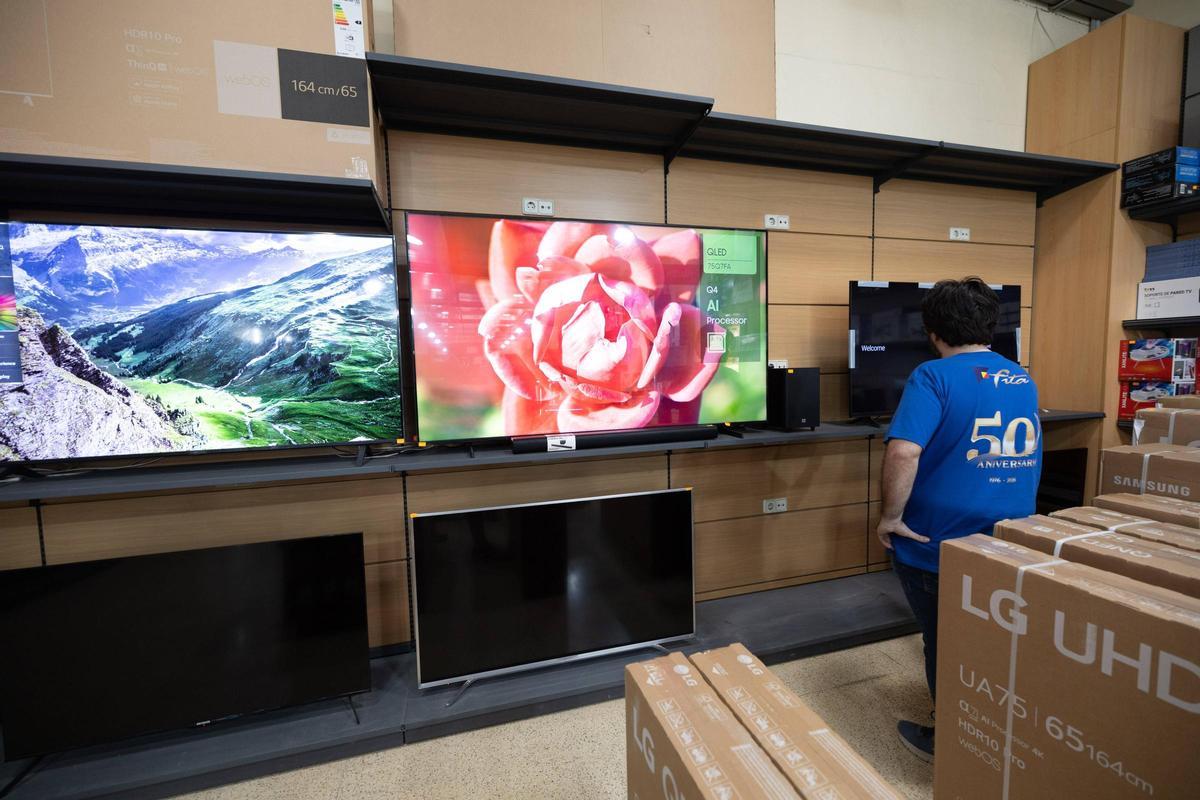 Televisores de distintas marcas y tamaños en Fita