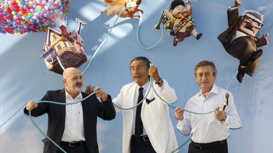 Sebastián Álvaro, Miguel de la Quadra Salcedo y el actor Luis Varela, durante la presentación de la primera película en animación 3D de Disney Pixar, &quot;Up&quot;.