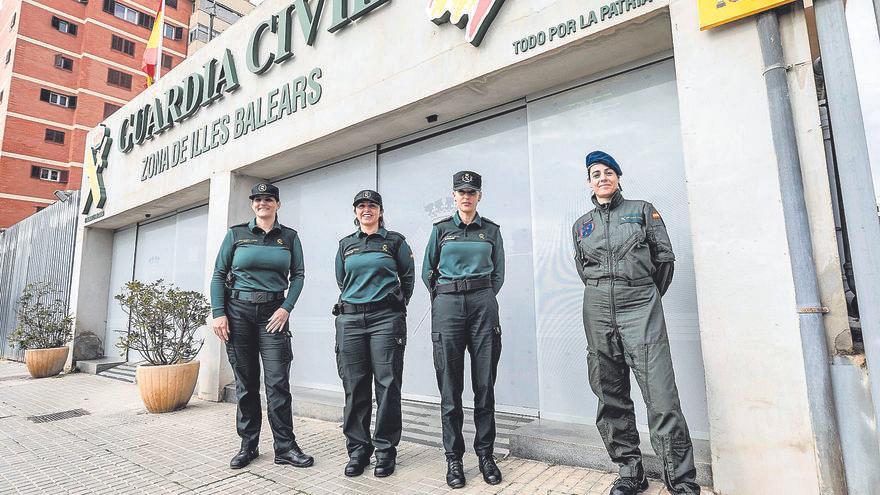 La sargento Irene Blanco (centro) y la cabo Noemí Colinas (dcha), con otras dos guardias civiles frente a la Comandancia.