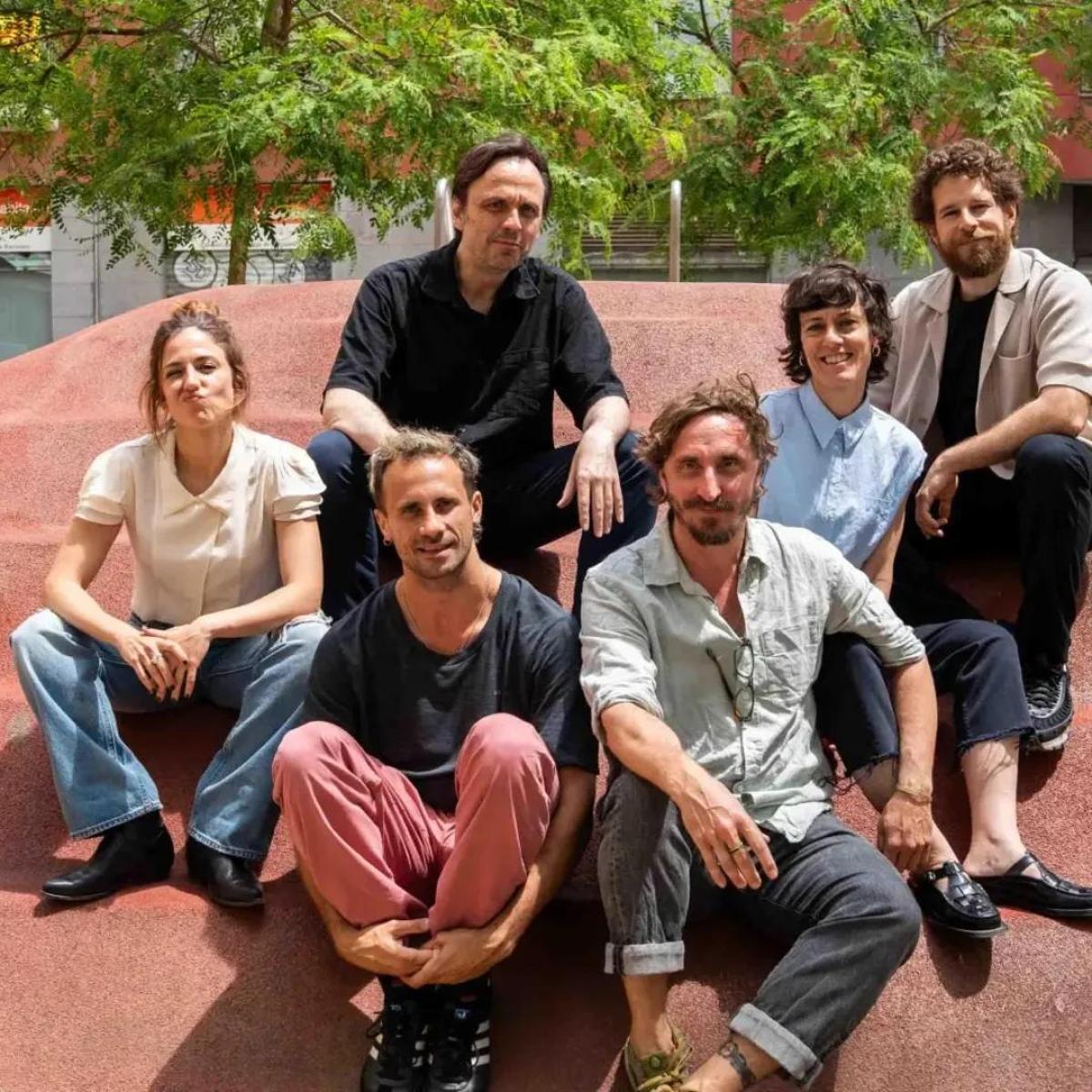 Iván Morales amb el repartiment d'actors del seu primer film, 'Esmorza amb mi'.