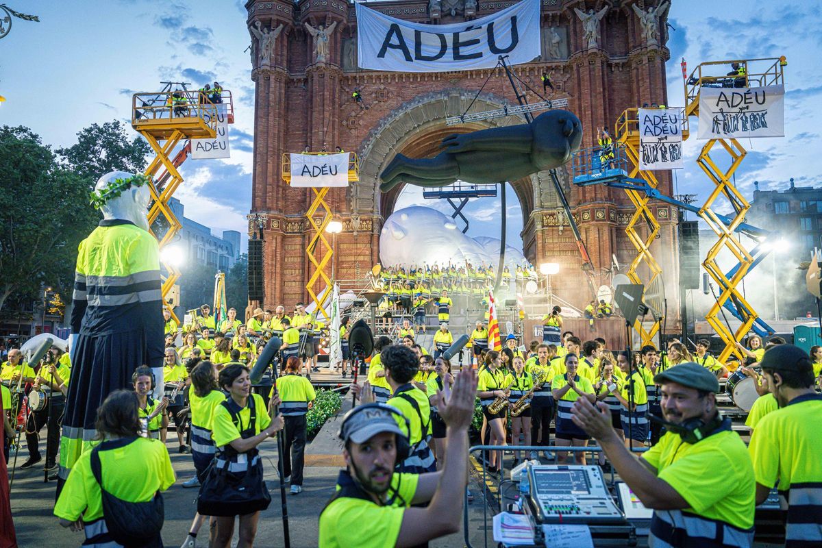 Marc Salicrú desata un espectáculo caótico con más de 300 personas en el Arc de Triomf Marc Salicrú desata un espectáculo caótico con más de 300 personas en el Arc de Triomf