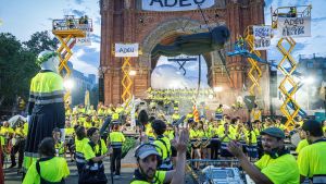 Marc Salicrú desata un espectáculo caótico con más de 300 personas en el Arc de Triomf
