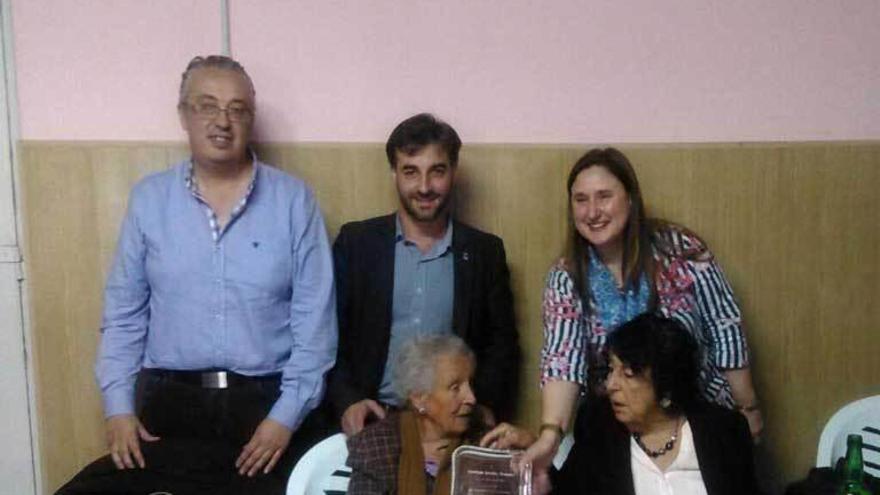 Juan Ramón González, Gerardo Fabián, Salomé Sanmartino y María Luisa Álvarez, con la cumpleañera.