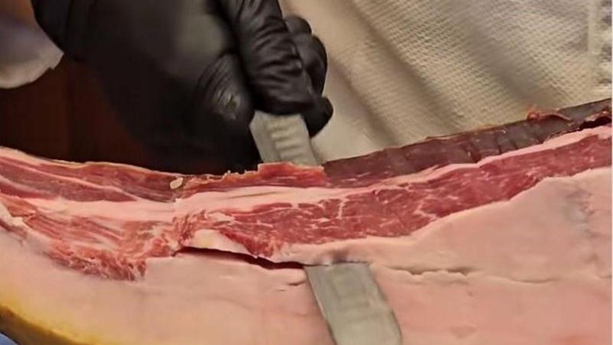 Un malagueño muestra el trabajo de un cortador de jamón 'profesional' de Disneyland París: &quot;Parece un entrecot&quot;