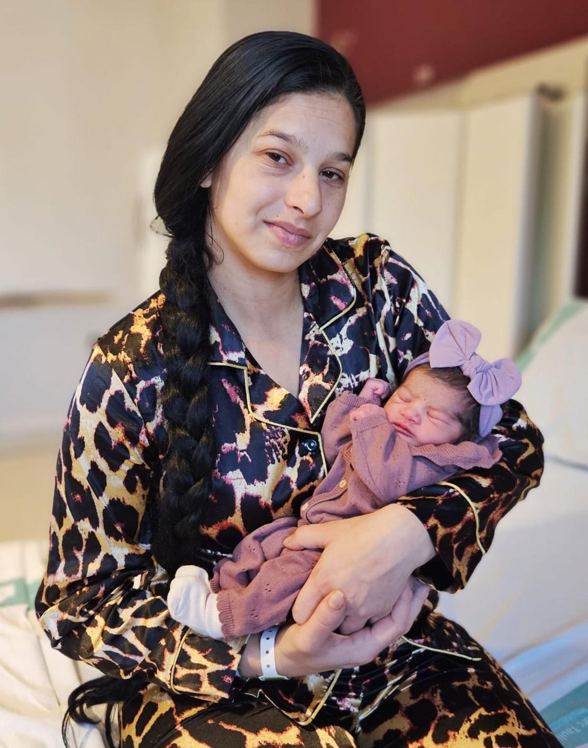 Nayeli y su madre Juana, en el hospital Parc Taulí de Sabadell, protagonistas del primer nacimiento del año en Catalunya