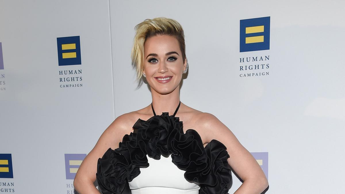 Katy Perry con vestido blanco con volantes arriba