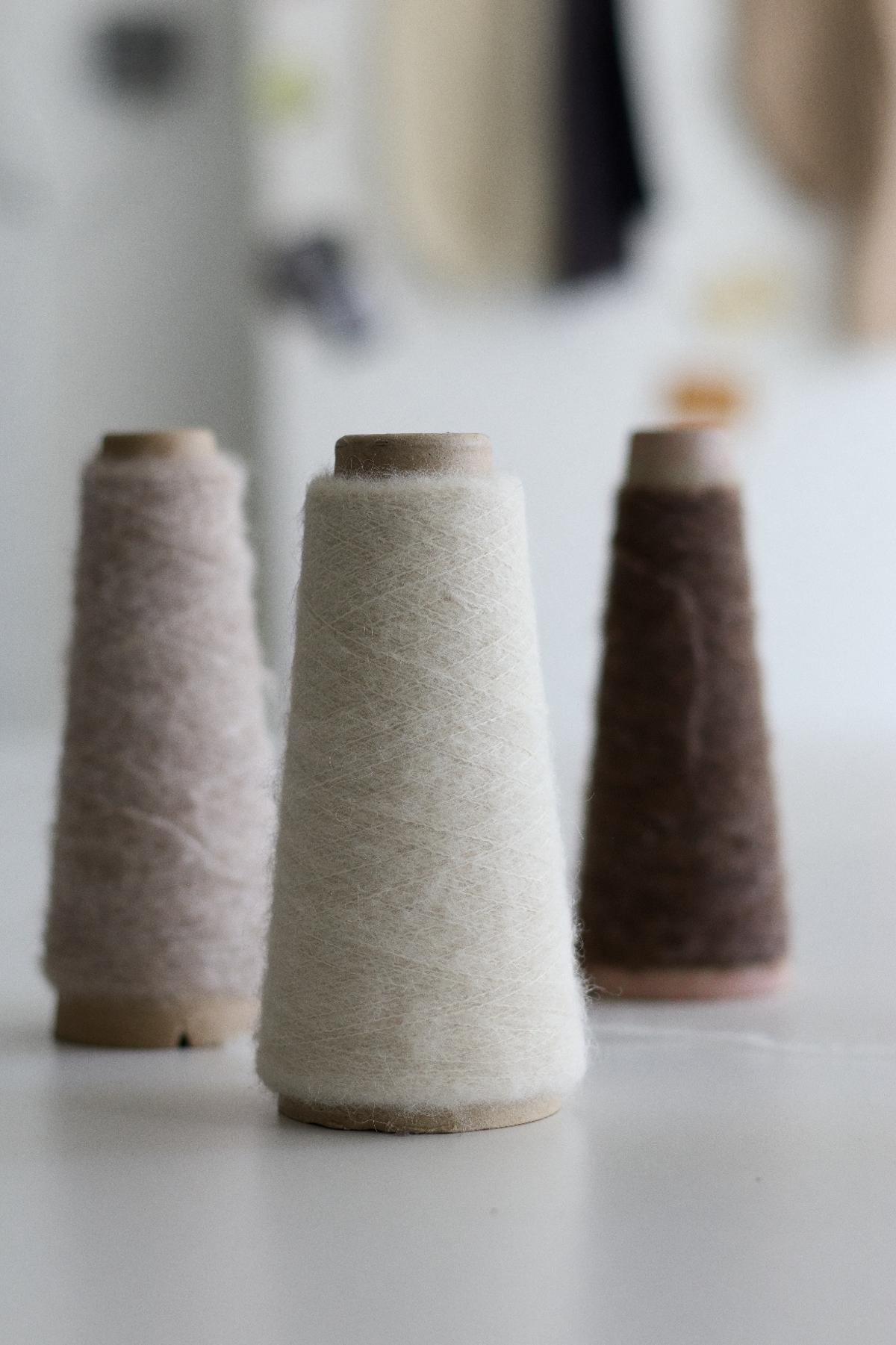 Bobines de fil al taller de l’autor de l’article