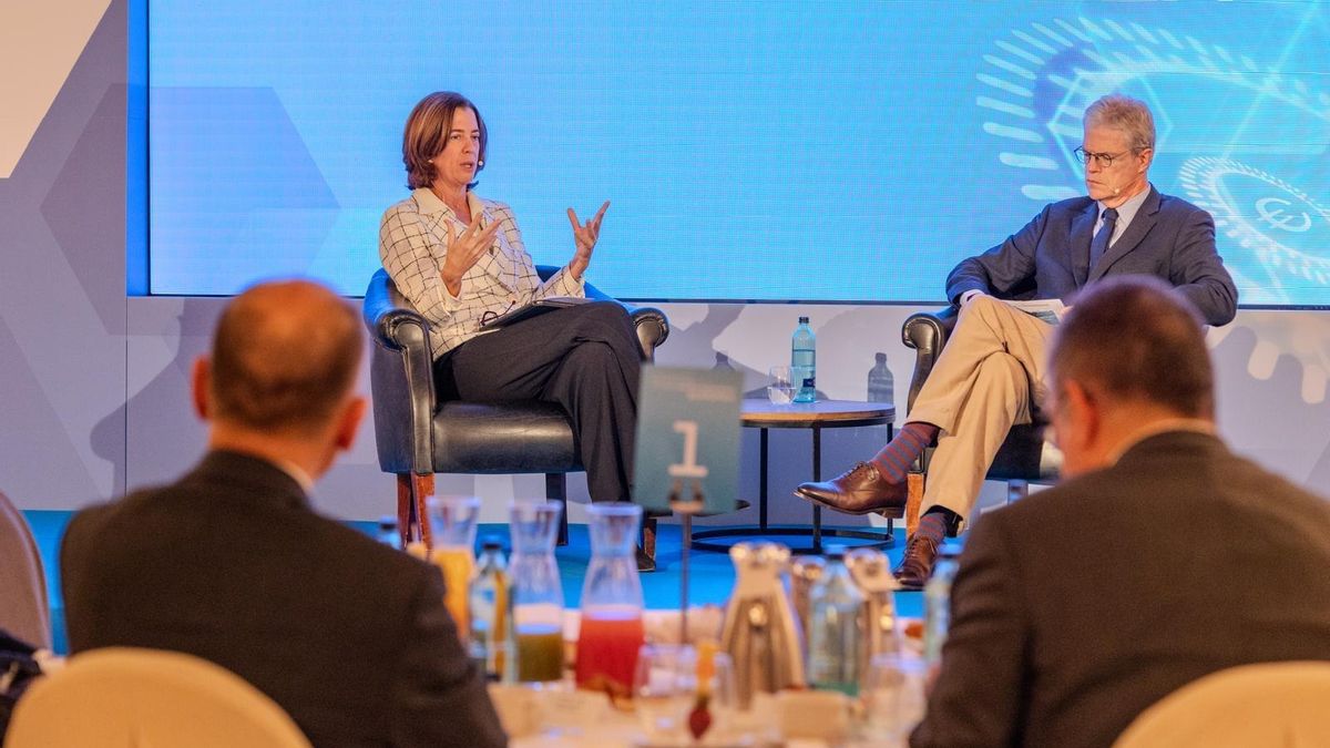 Alejandra Kindelán, presidenta de la Asociación Española de Banca (AEB) conversa con Martí Saballs, director de Información Económica de Prensa Ibérica-