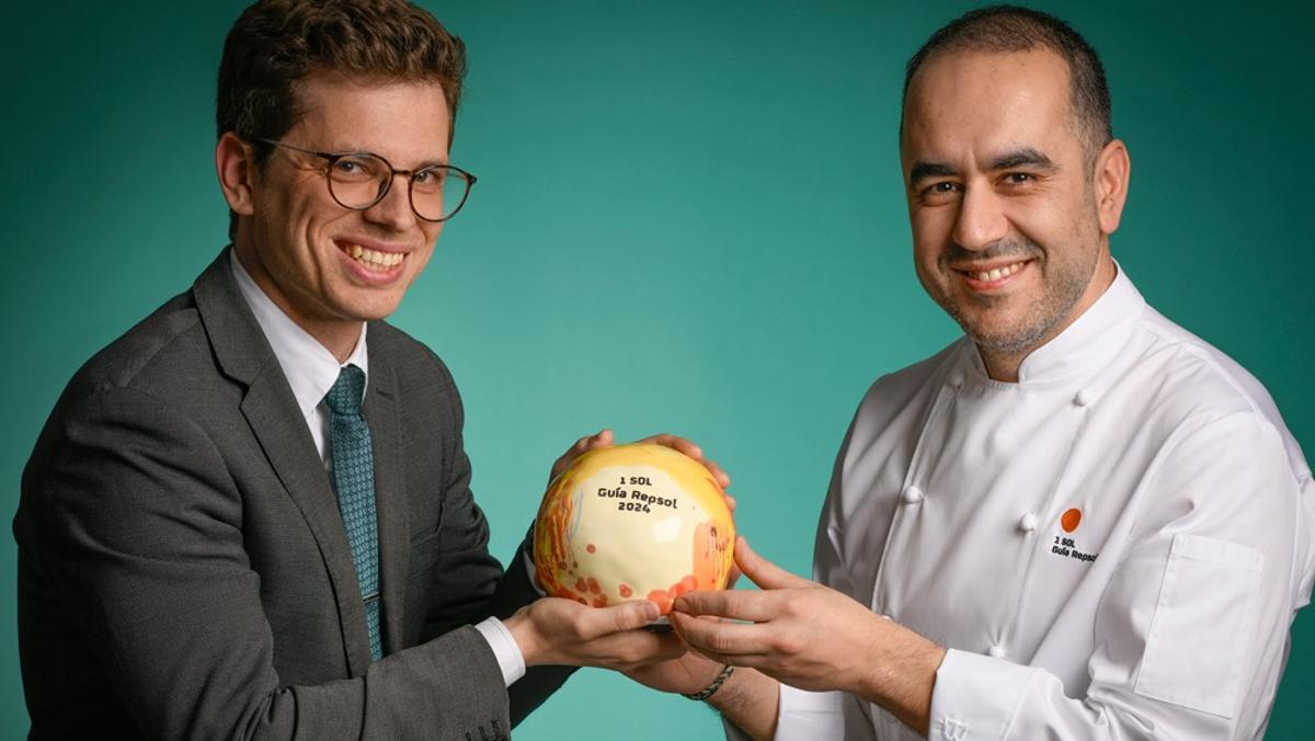 Esteban Balagué and Beniamino Campolo, head waiter and chef at restaurant 1497, hold the Repsol sun obtained in the 2024 guide.