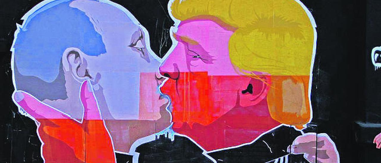 El grafiti de Vilna (Lituania) con el beso de tornillo de Putin y Trump.