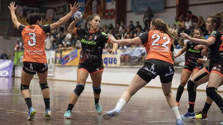 Carmen Campos lanza durante un partido de esta temporada en A Sangriña. // Cristina Graña