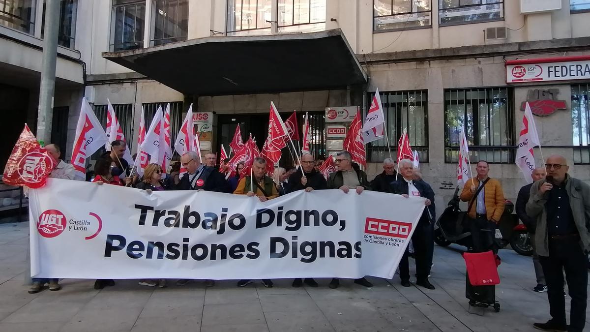 Pensionistas de UGT y CC OO se concentran en la plaza de Alemania.