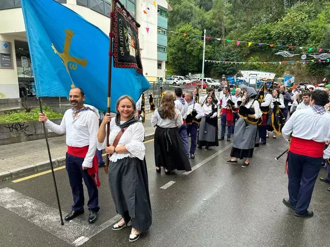 El desfile más esperado en Cudillero: gaitas, bailes 'pixuatus' y gigantes y cabezudos de Murcia
