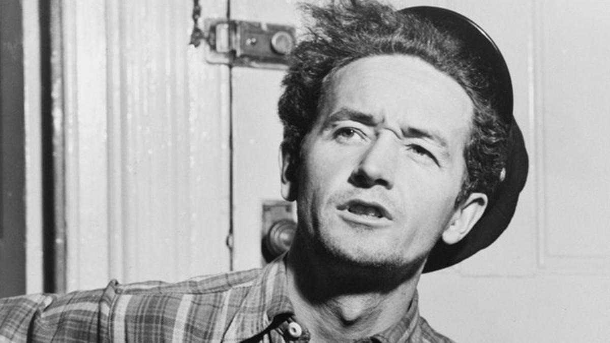 El cantautor Woody Guthrie, en una foto de principios de los años 40.